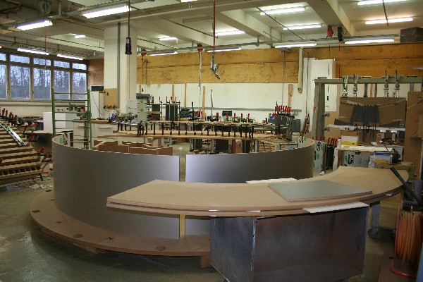 Etape de fabrication du desk de réception du SwissTech Convention Center à l'EPFL (Lausanne).